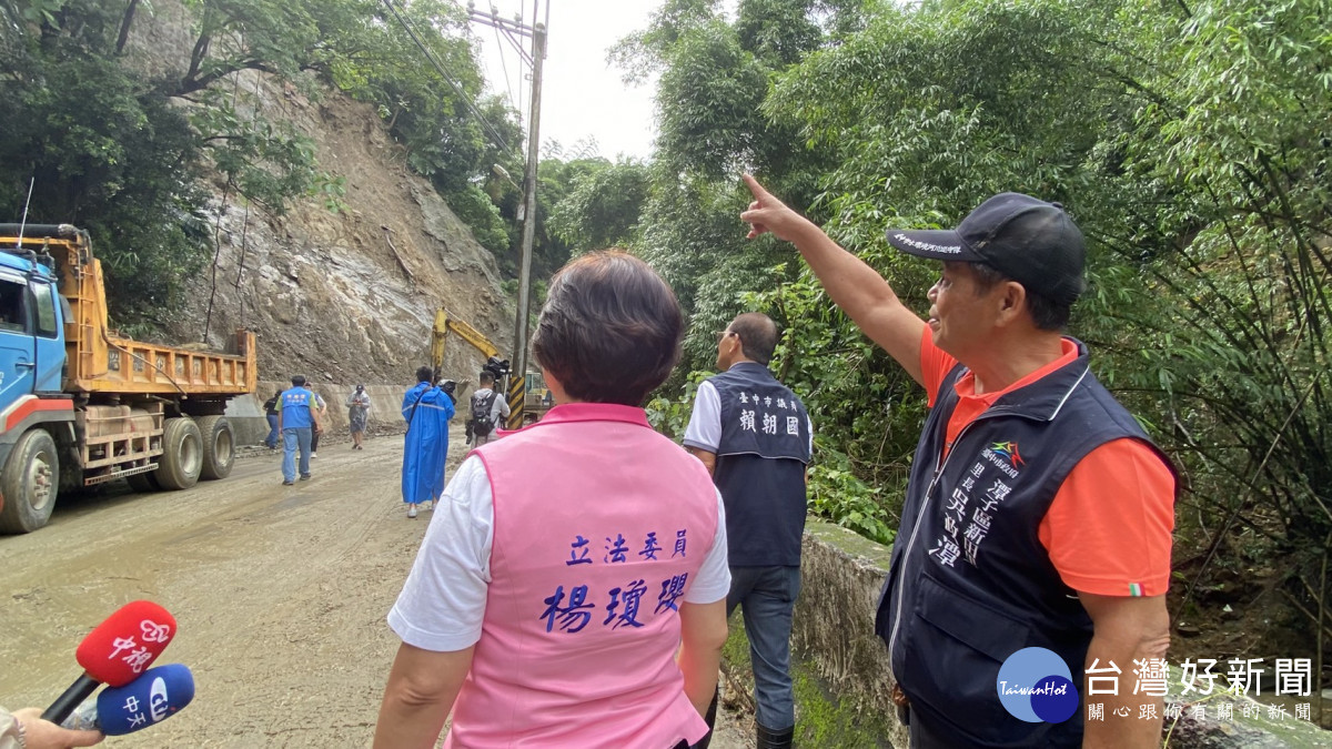 立委楊瓊瓔、台中市議員賴朝國現勘邊坡崩塌情形。