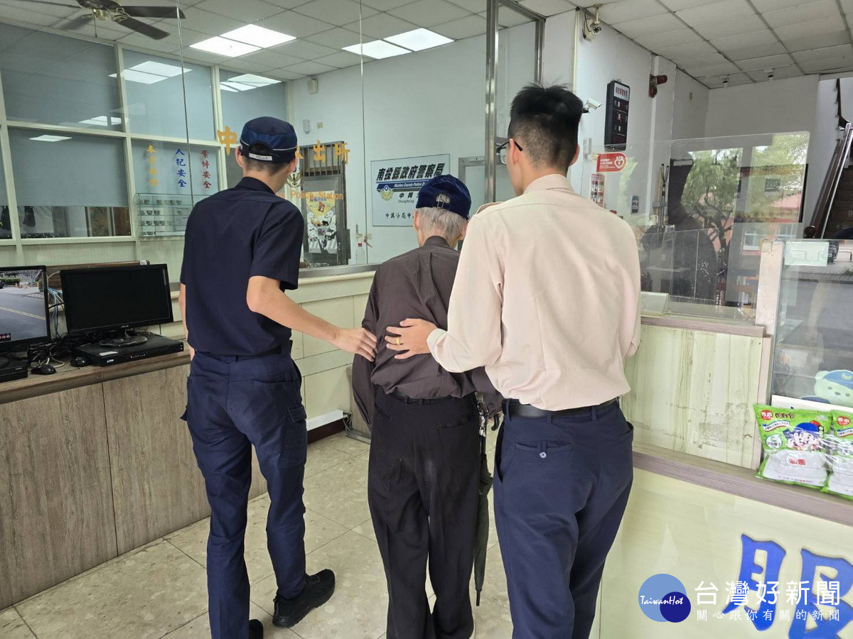 警方先安置老翁到派出所休息再聯絡家人。（中興分局提供）