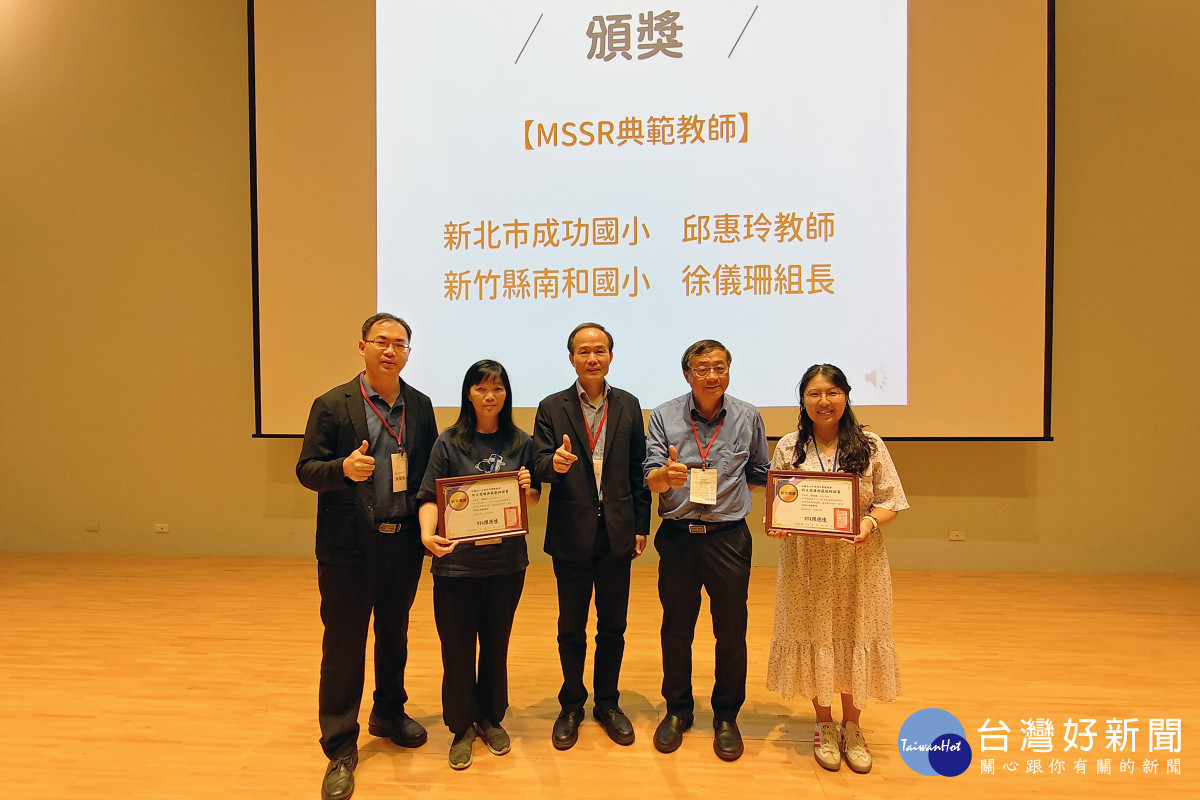 桃園市政府教育局劉仲成局長(中)、國立中央大學陳德懷國家講座教授(右二)、國立清華大學吳聲毅教授(左一)與通過明日閱讀等級認證之學校授獎代表合影。
