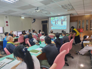 徐禾芳講師藉由新聞案例宣導交通安全正確觀念(圖／新竹榮服處提供)