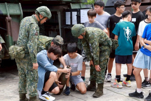 青少年們實地參與部隊日常訓練流程，認識國防科技發展。
