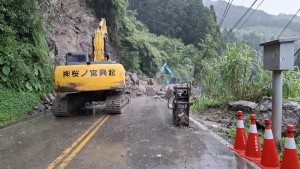 通往杉林溪森林生態園區道路昨坍方巨大落石十分驚險。（杉林溪園方提供）