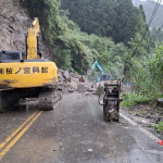 通往杉林溪森林生態園區道路昨坍方巨大落石十分驚險。（杉林溪園方提供）
