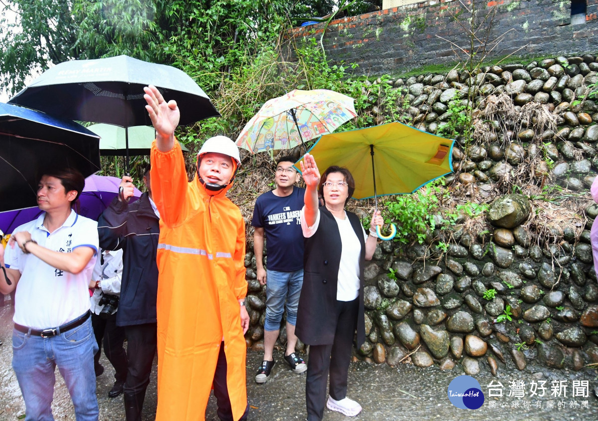 現勘員林民宅土石坍塌，提供必要協助避免災情擴大。圖／彰化縣政府提供