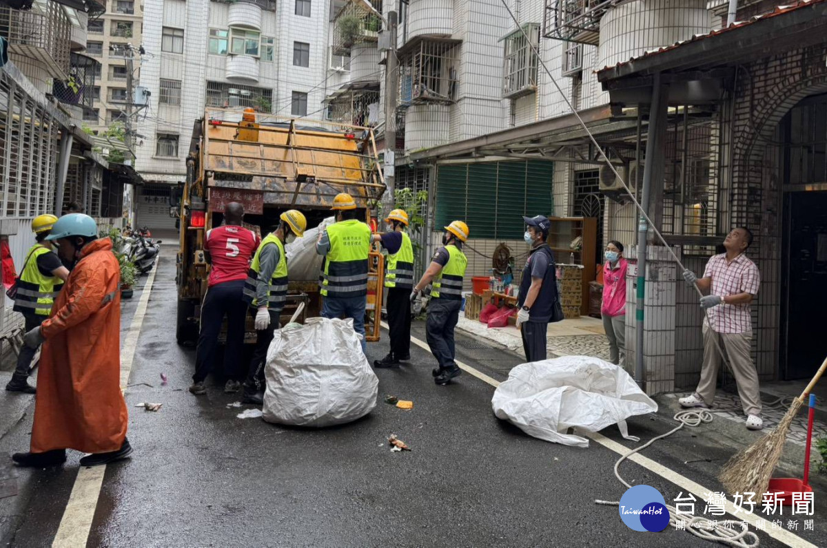 桃園市環保局、社會局聯手甘比亞志工清出近7公噸垃圾 。