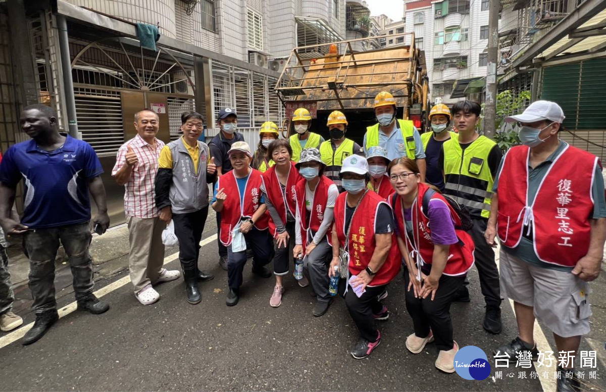 桃園市環保局、社會局聯手甘比亞志工清出近7公噸垃圾 。