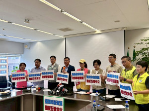 市議會民進黨團召開記者會，揭露后里長青學苑張姓工作人員在課程上公開宣講「不同意罷免與支持公投」