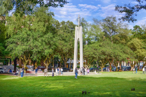 中原大學在迎接創校70週年的感恩時刻，邀請歷屆牧者與傳道人校友返校團聚。(圖為中原十字架鐘塔與大草坪)