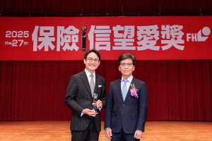 凱基人壽獲「2025保險信望愛獎」11項殊榮，由容覺生執行副總（左）代表出席，從金管會主委彭金隆手中接獲獎座。