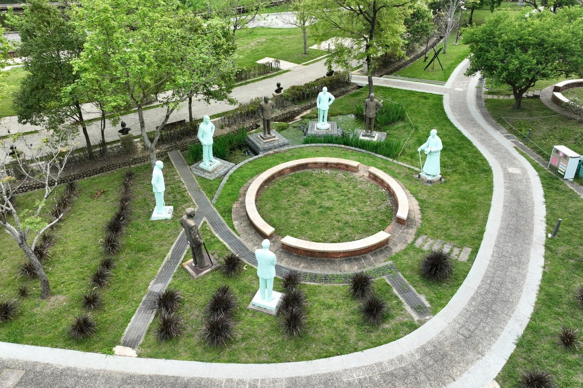 慈湖園區停車場、雕塑公園及慈湖營區（慈湖陵寢）均維持正常營運。