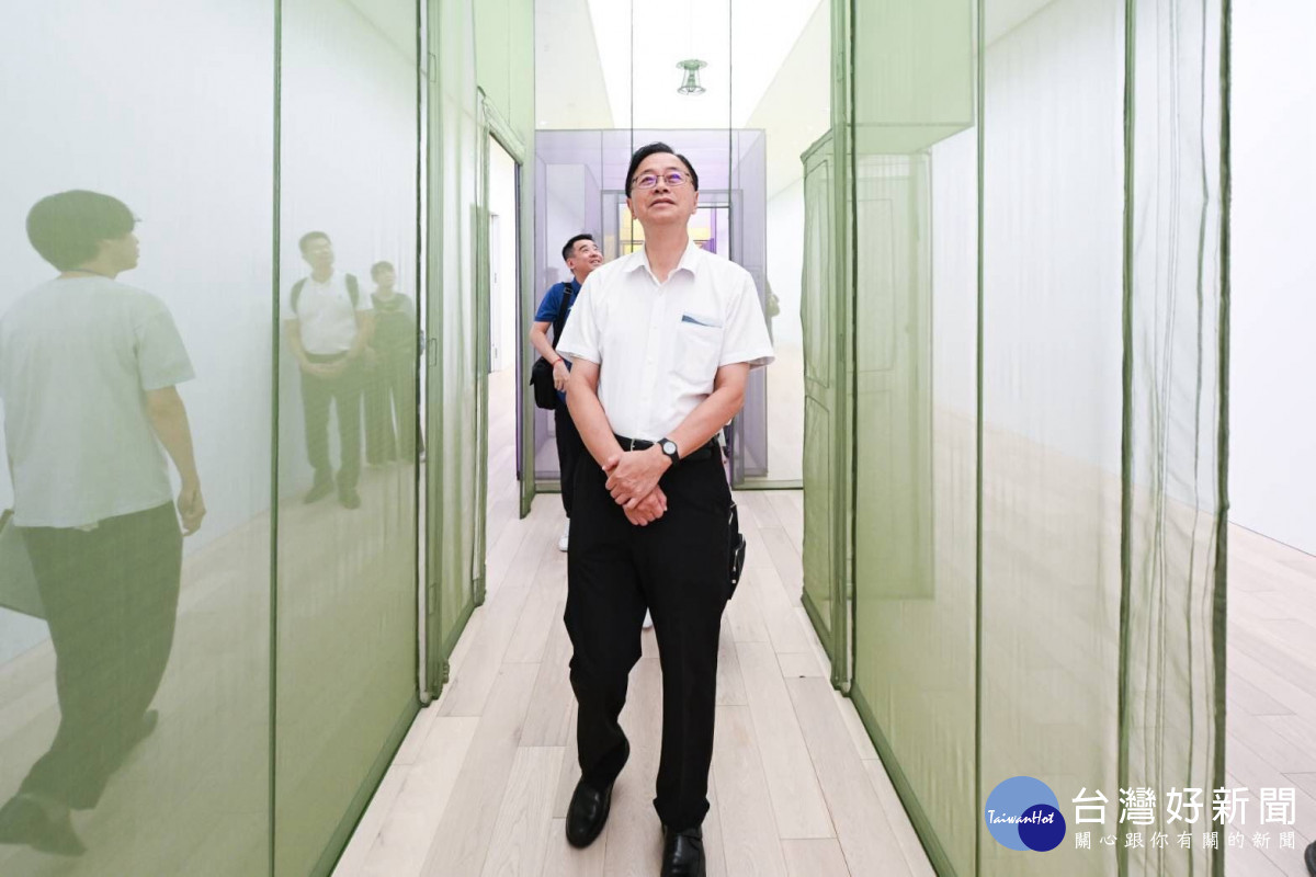 張市長於直島新美術館欣賞館內大型裝置藝術作品。