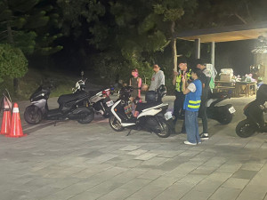 楊梅警聯合稽查取締噪音車 。