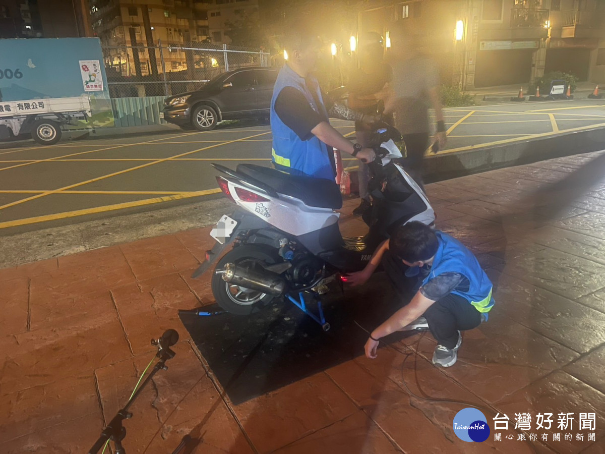 楊梅警聯合稽查取締噪音車 。
