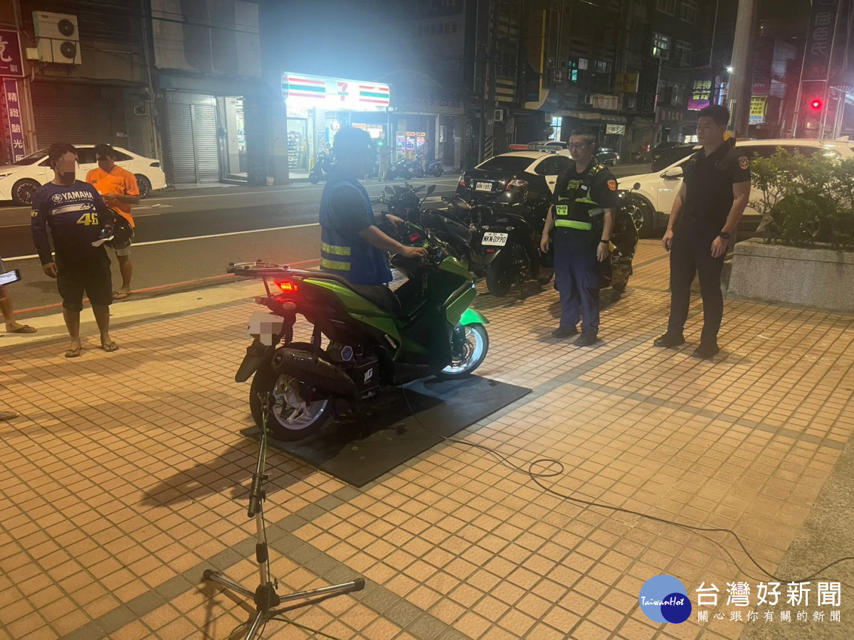 楊梅警聯合稽查取締噪音車 。
