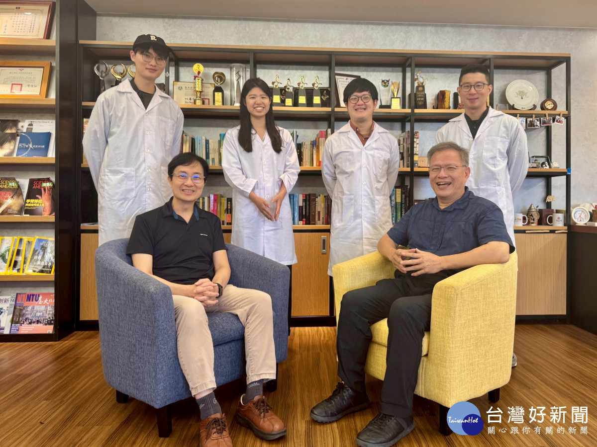 清華大學腦科學研究中心主任江安世（前右）與系神所教授羅中泉（前左），帶領系神所博士生陳瑞煌（後排左起）、物理所碩士鄭力珊、系神所博士生強敬哲與腦科學研究中心博士後研究員馮冠霖。