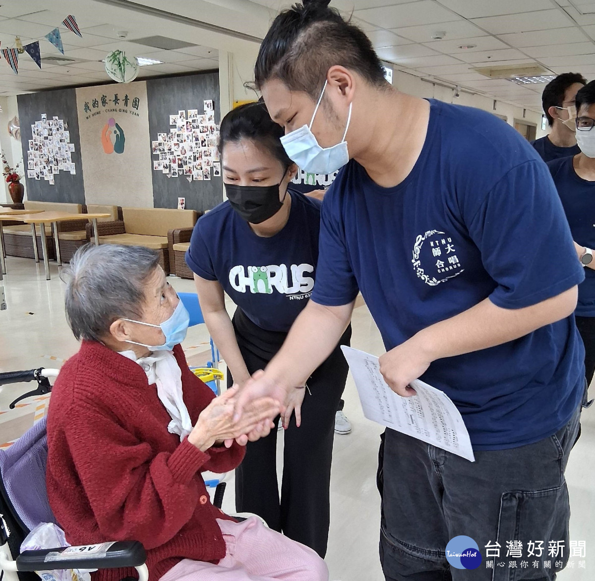 長輩緊握合唱團成員的手，感謝他們帶來的溫暖
