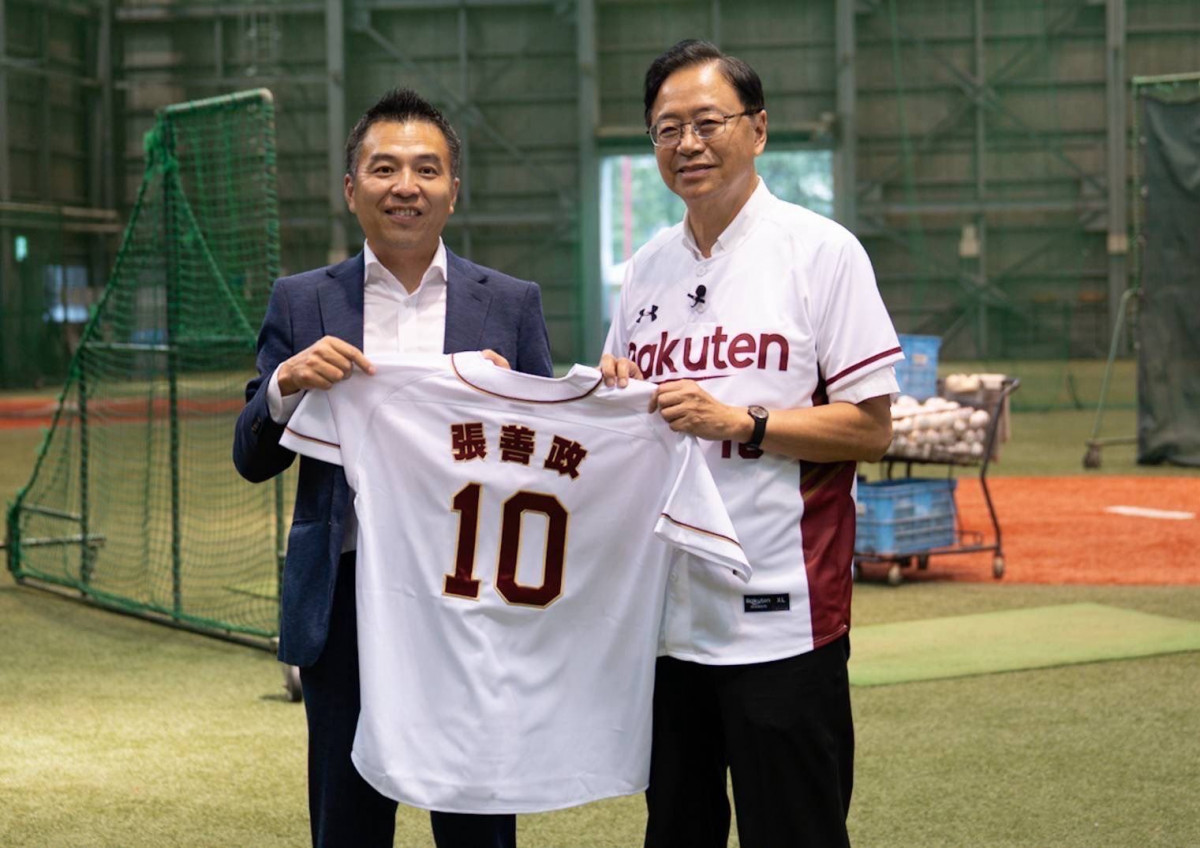 韓國KT巫師（KT Wiz）副領隊 Donghoon Kye致贈張市長KT Wiz球衣。