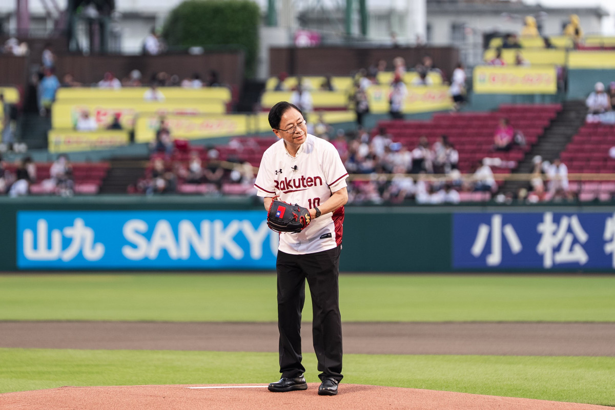 張市長在開球儀式上宣布，桃園市將於今年11月在臺舉辦「臺日韓棒球交流賽」。