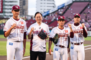 張市長與3 位東北樂天金鷲臺籍選手陽柏翔、王彥程及蕭齊合影。