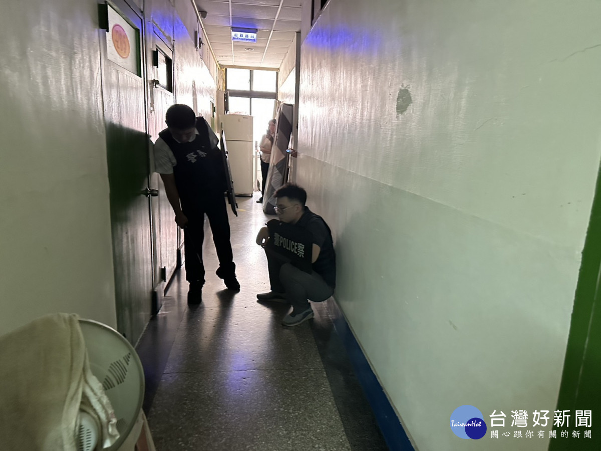 桃園地檢察署檢察官指揮偵辦全力查緝，最終順利於新竹縣湖口鄉一處旅社查獲躲藏的范姓嫌犯。