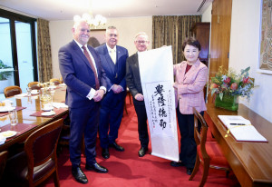 盧市長與州議會友台小組主席Anthony Roberts合影(圖台中市府提供)