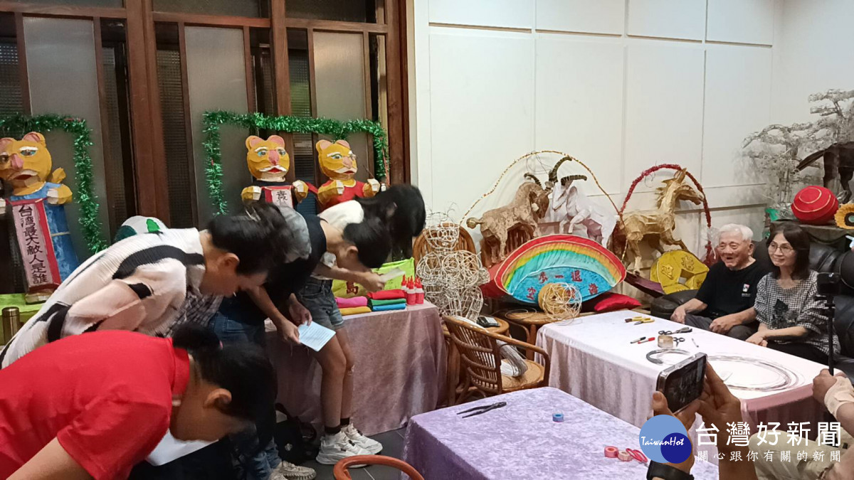 花燈傳習初級班行拜師禮。