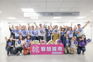 父親節前夕，張市長致贈同仁「Super Dad年輪蛋糕禮盒」。