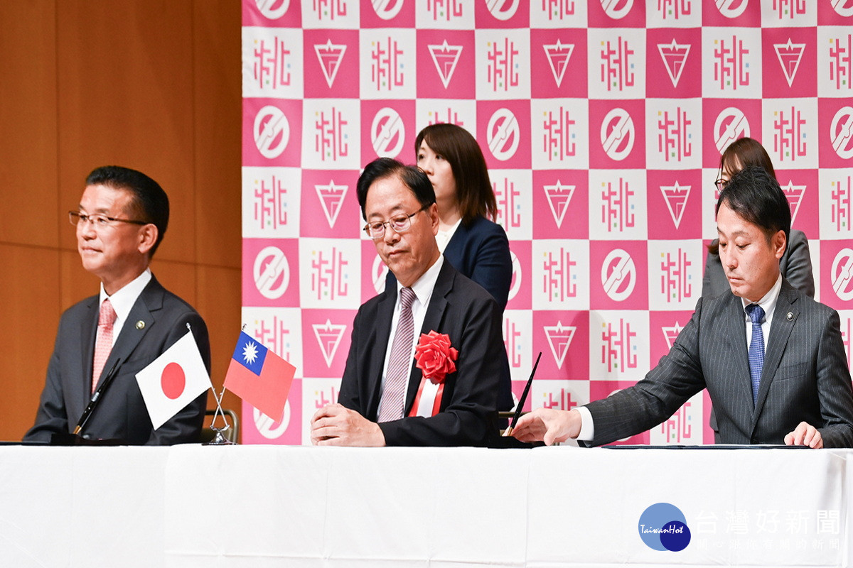 桃園市長張善政、名取市市長山田司郎(左一)、岩沼市市長佐藤淳一共同簽署「促進觀光與產業經濟交流合作備忘錄（MOU）」。