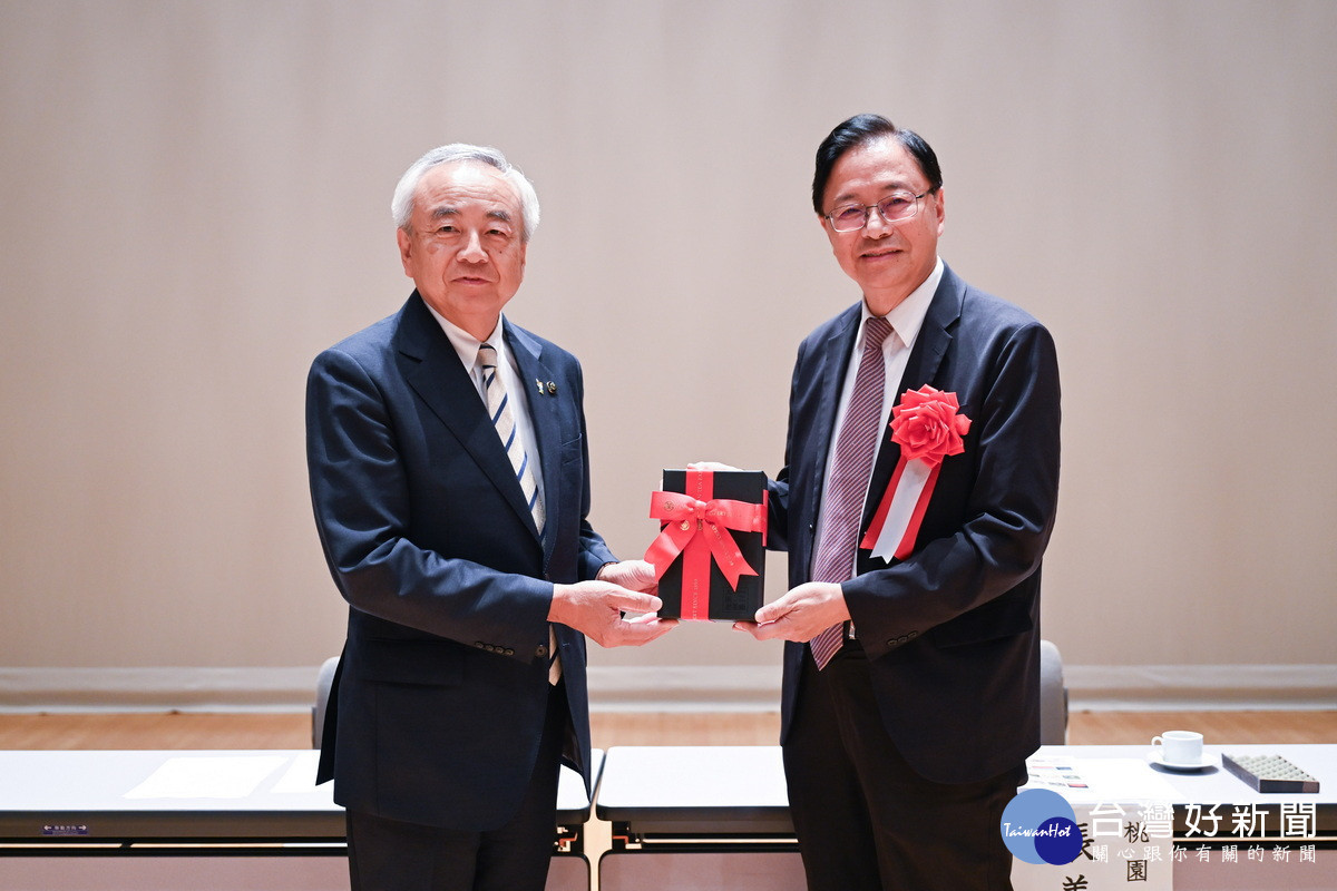 桃園市長張善政與氣仙沼市長菅原茂互贈紀念品。<br />
