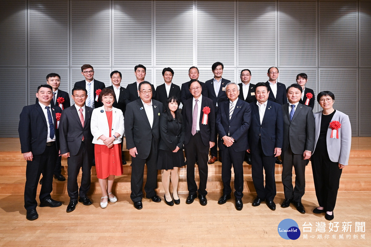 簽署儀式結束後，張善政市長與宮城縣內13位市長、副市長舉行座談會。