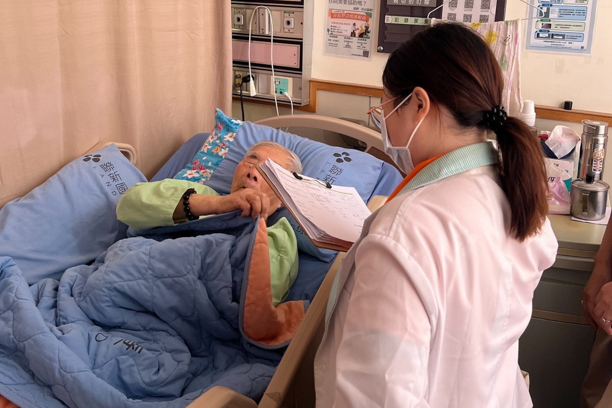 啟動「長期照顧服務」讓專業團隊協助照顧，減輕家屬負擔。
