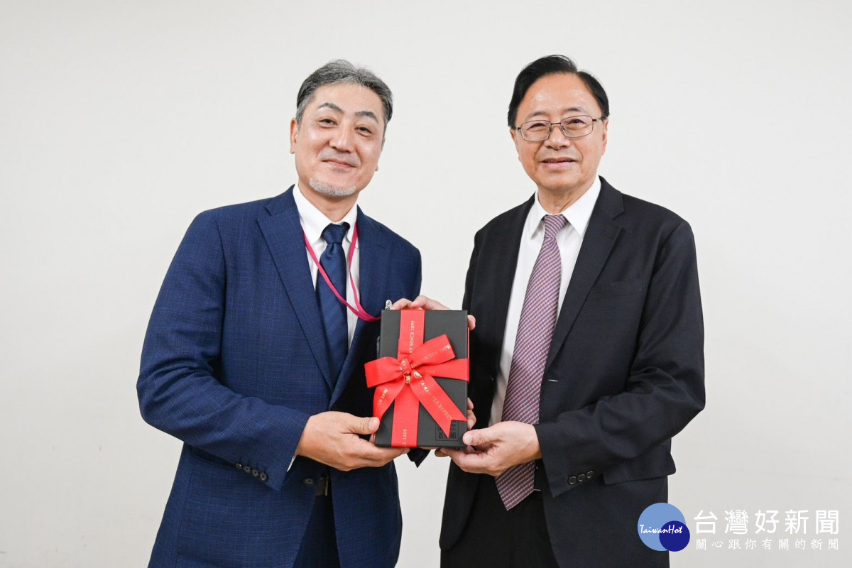 張市長與AEON集團執行董事業務長坪谷雅之互贈紀念禮。