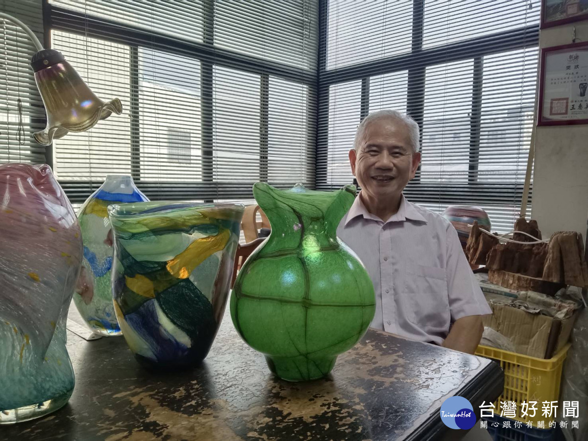 邱文虎期望經由展出的作品，讓大家看到兩者不同工法所創作出來的差異。