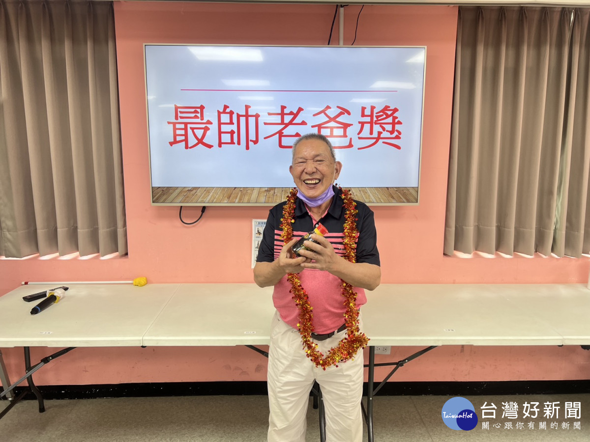 頒發趣味獎項，長輩笑容燦爛，滿載歡樂與珍貴回憶