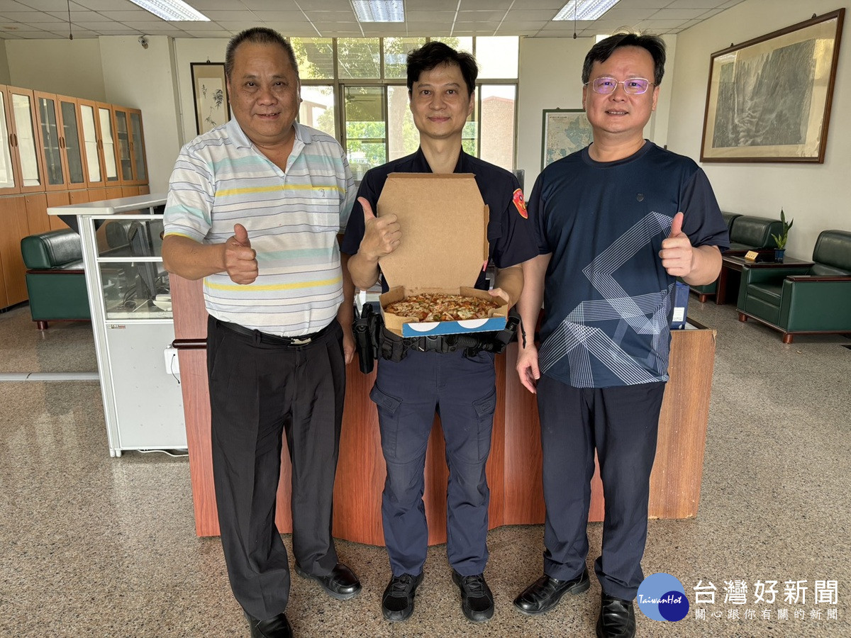 父愛如山 悄悄守護   田中警以披薩相聚歡慶父親節