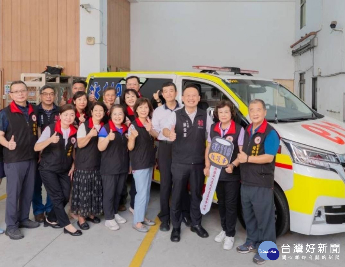 蘇副市長與貴賓於救護車前合影。