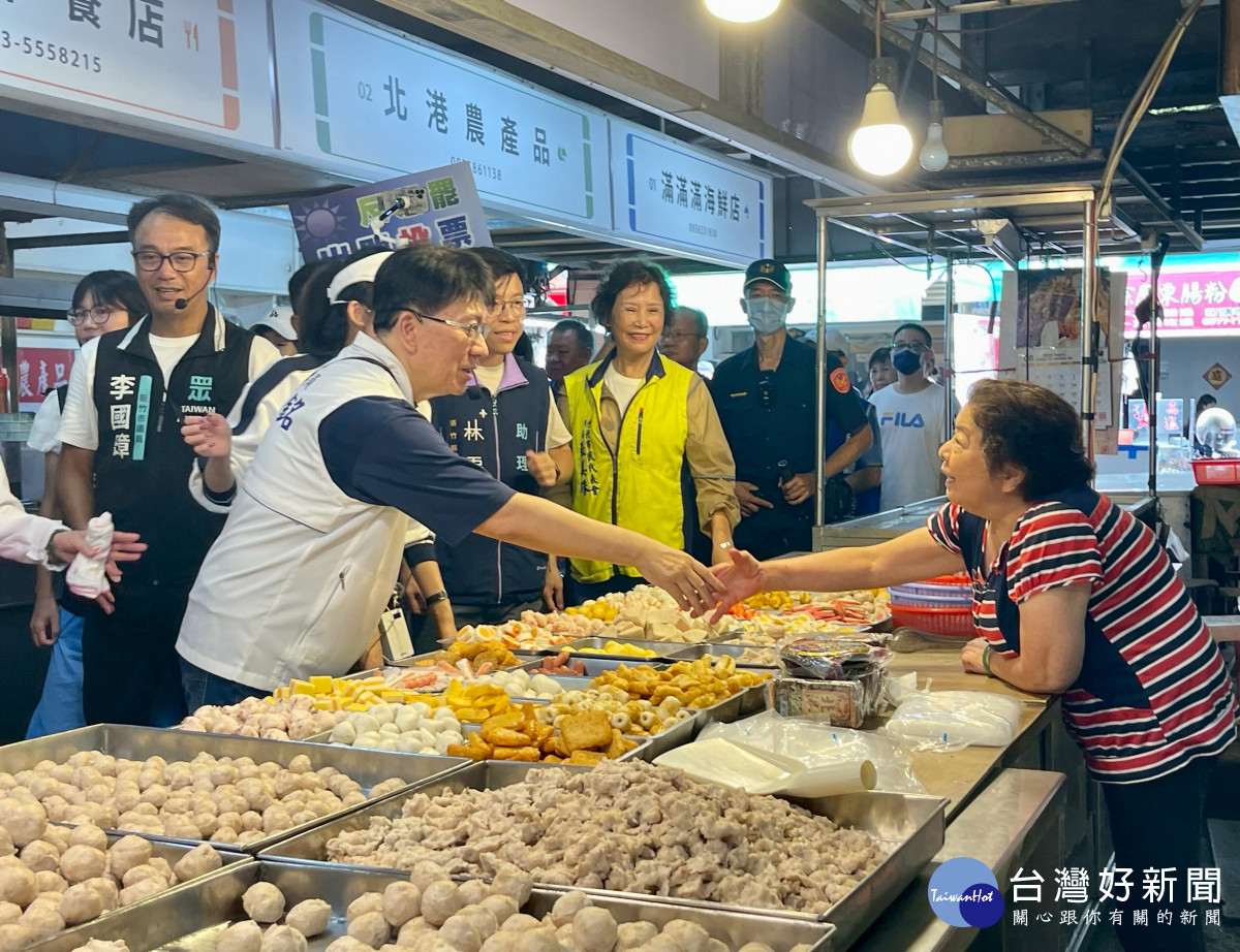 立法委員林思銘走進竹北市場與仁義市場掃街懇託。