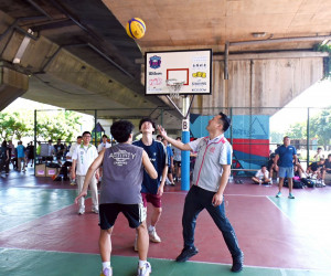 蘇副市長為籃球三對三鬥牛賽開球。