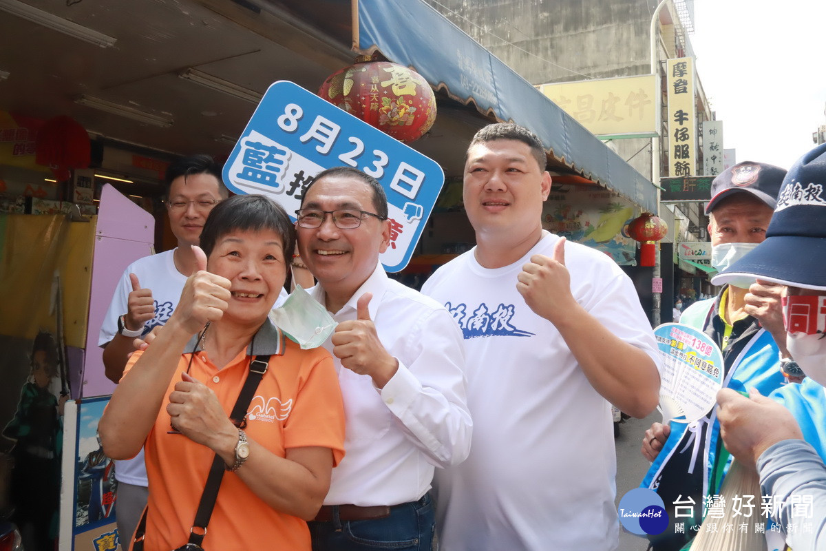 不少採買的民眾都要求合影。（記者扶小萍攝）
