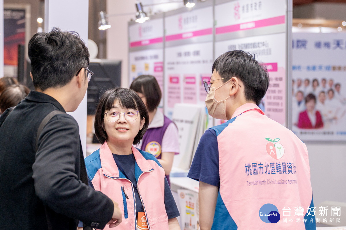 「第二屆高齡健康產業博覽會—桃園市政府主題館」吸引民眾駐足參觀。