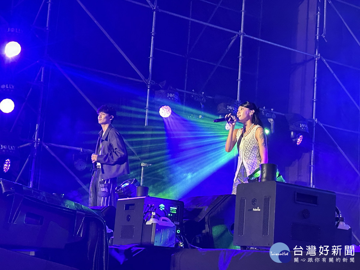 班恩與李芷婷搭配，台下粉絲尖叫聲不斷。（記者扶小萍攝）