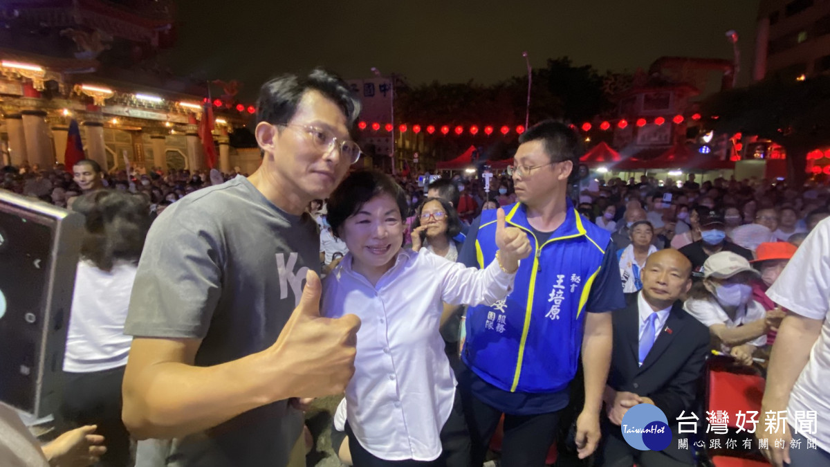 民眾黨主席黃國昌力挺楊瓊瓔反惡霸。