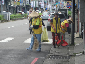 桃市環保局與衛生局啟動「環境清潔日」，清除積水容器約1,900個、垃圾清運量約61公噸，以行動展現防疫決心。