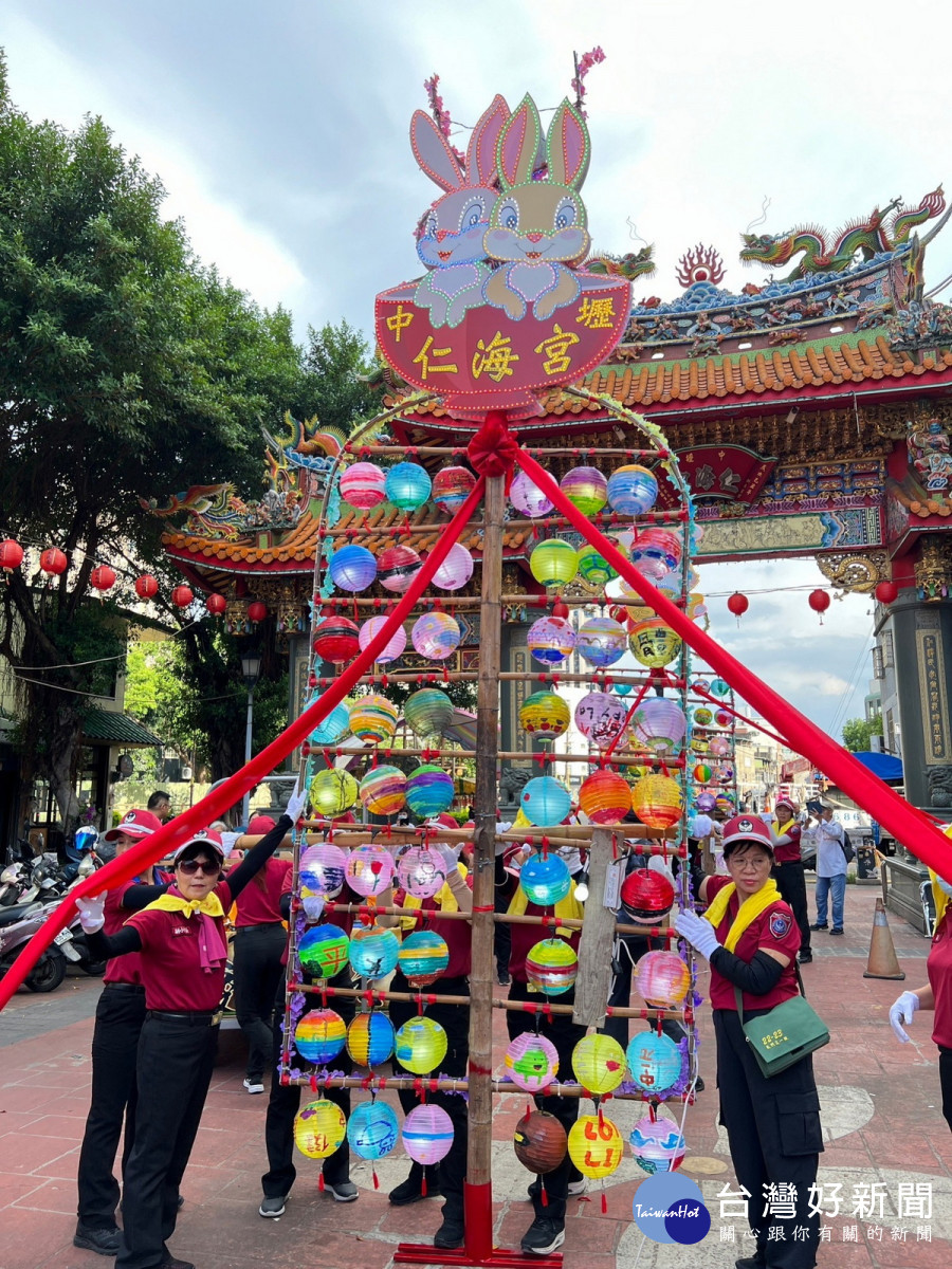 孩子用畫筆彩繪Q版水燈，描繪桃園中元的節慶美學，開啟信仰走入生活的新篇章。