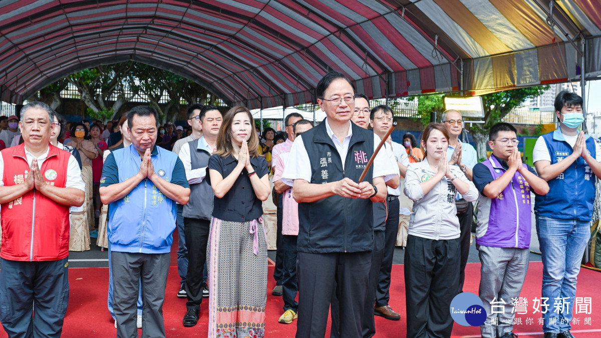 張市長與來賓一同進行祈福儀式。