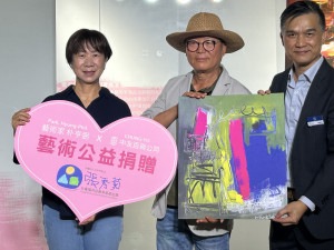 來自韓國的藝術家朴亨弼(圖中)帶來其最新的創作個展「無界線的潮流」，並舉辦慈善義賣。