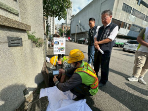 環保局長陳宏益視察中市清潔隊人員運用「水溝內視鏡」找出水溝內可以堵塞的地點。（圖/地方中心）