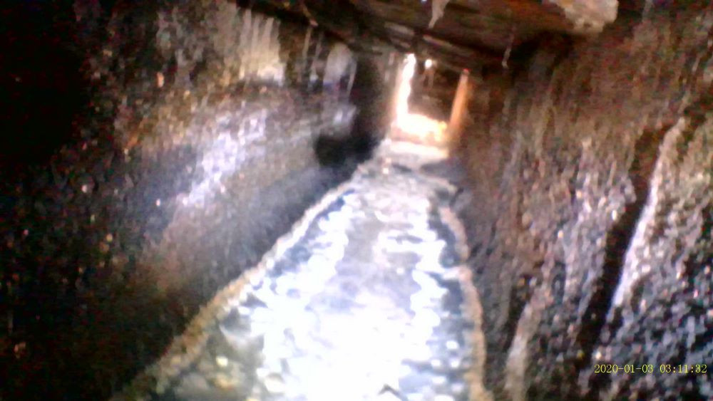  中市清潔隊人員從「水溝內視鏡」看到經過清理的水溝恢復正常排水。（圖/台中市政府環保局）