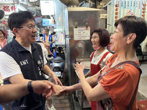 立法委員林思銘市場掃街拜票。
