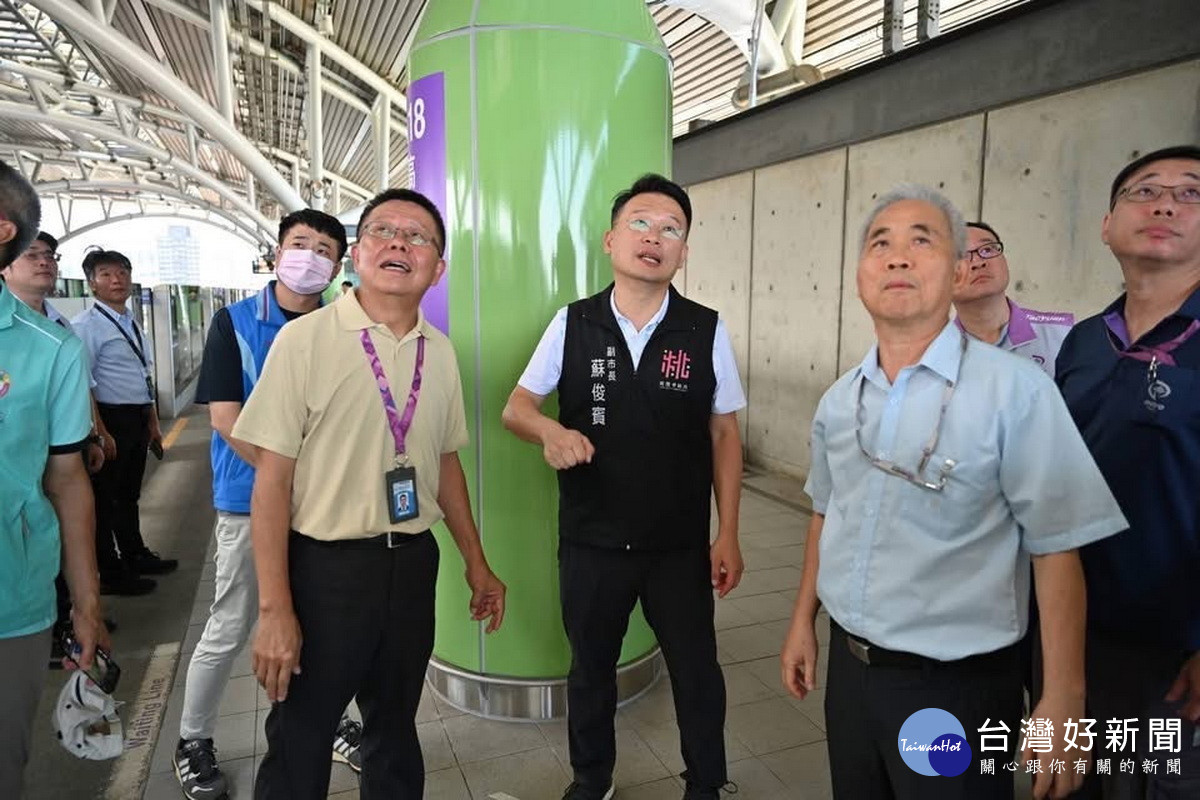 桃園市副市長蘇俊賓視察機場捷運站體。